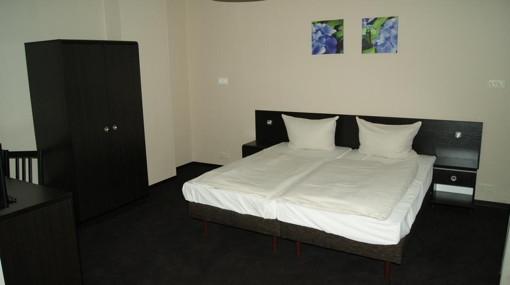 Hotel Pension Eberty Berlin Exterior photo