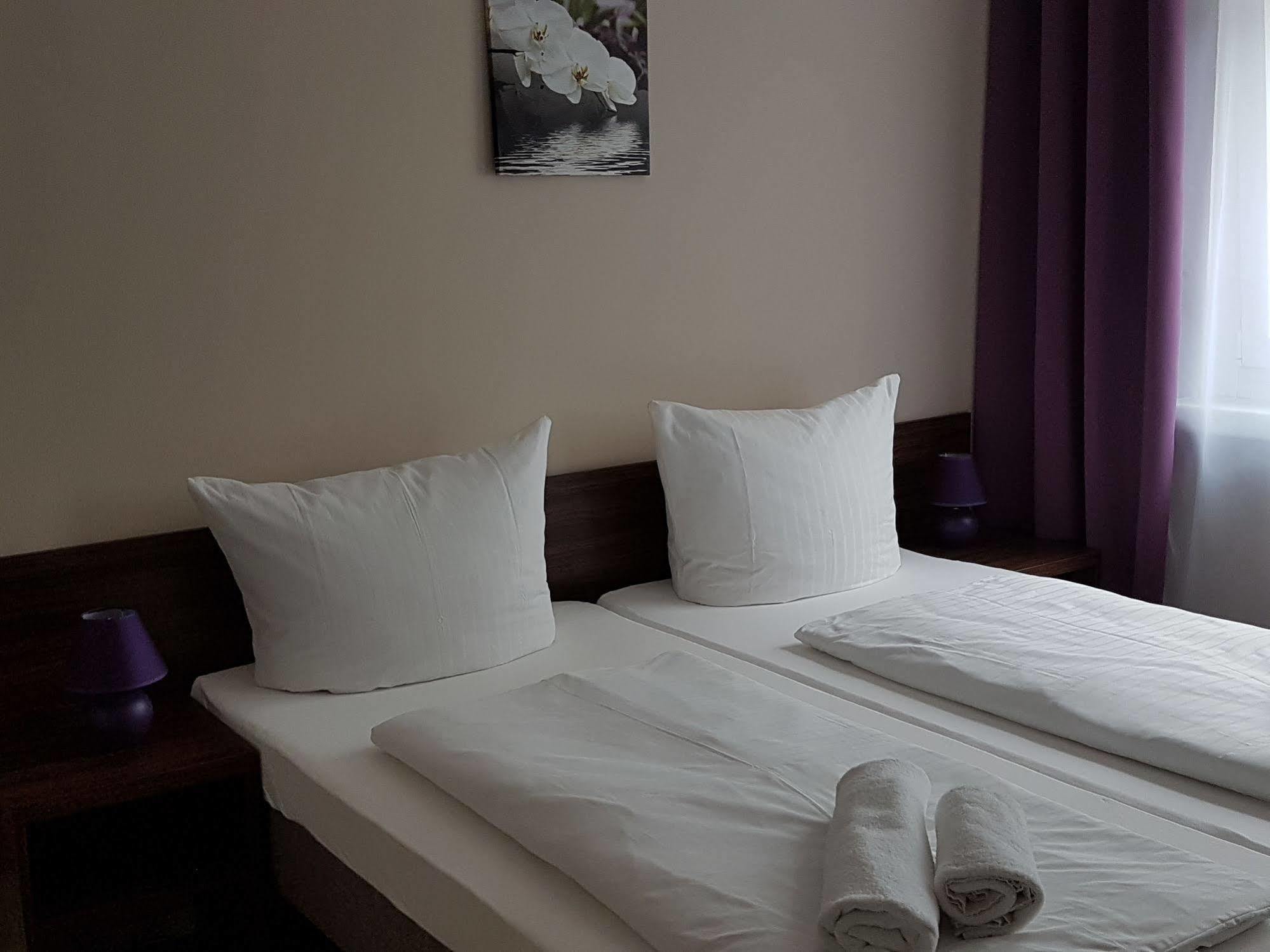 Hotel Pension Eberty Berlin Exterior photo