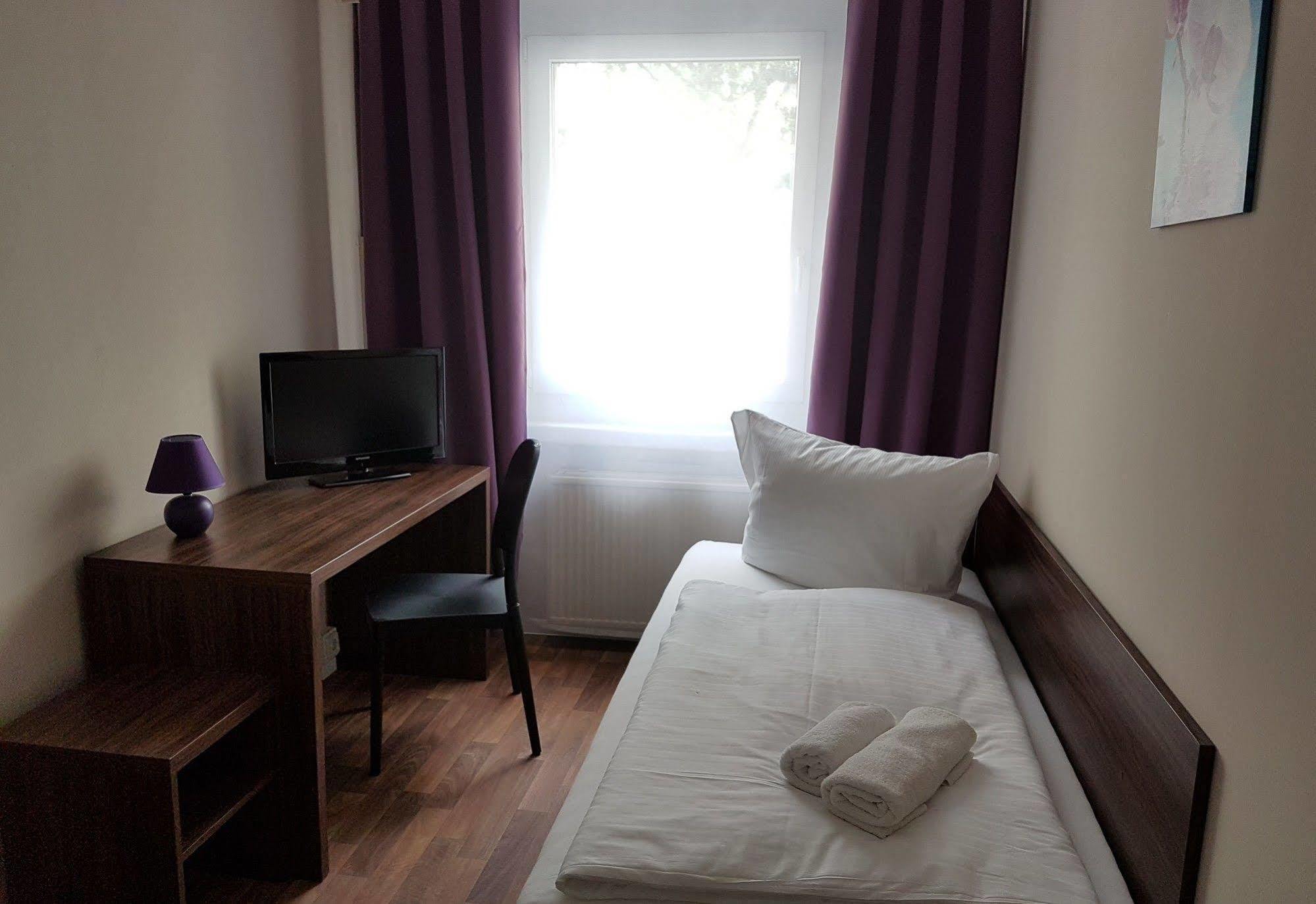 Hotel Pension Eberty Berlin Exterior photo