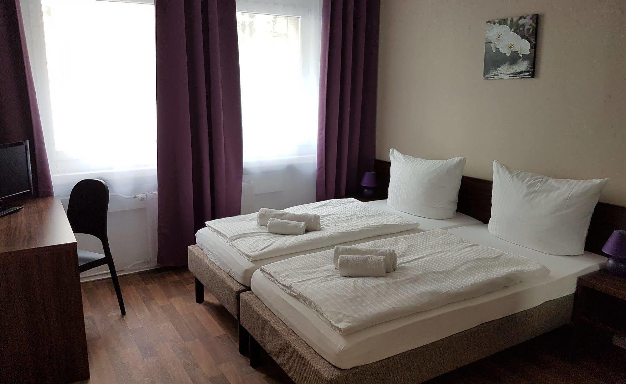 Hotel Pension Eberty Berlin Exterior photo